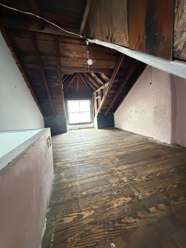 Building Photo - 3 Bedroom House