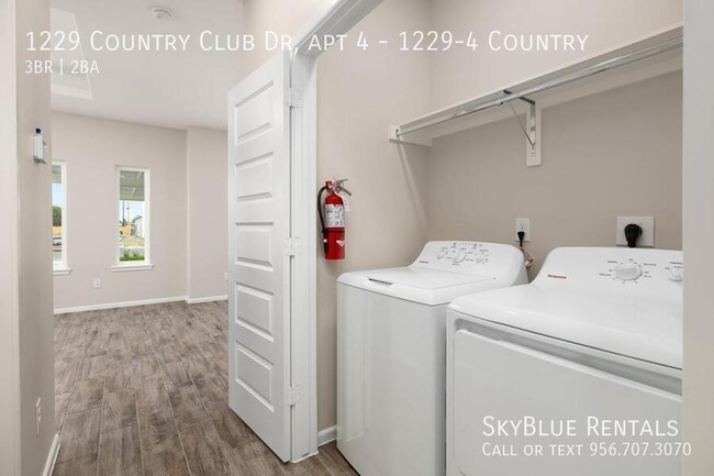 Building Photo - 1229 Country Club Dr