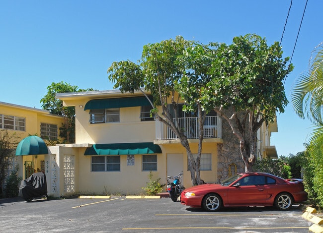 Building Photo - 999 S Riverside Dr