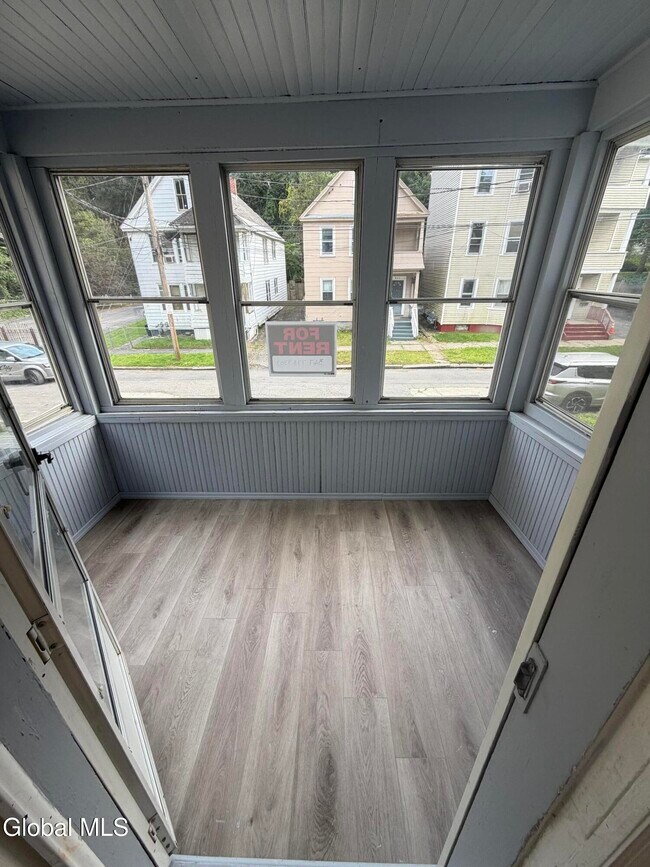 Building Photo - 885 Yorkston St
