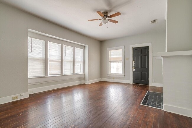 Building Photo - Large 4 Bed, 2 Bath in the heart of Histor...