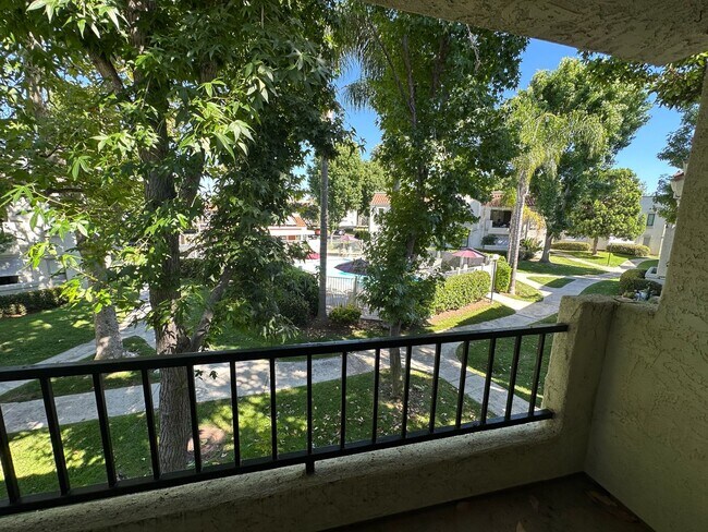 Building Photo - Embrace Luxury and Style in this Stunning ...