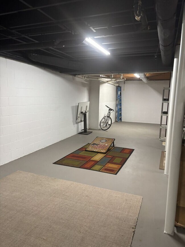 Building Photo - Spacious 3 Bed 2 Bath Home In Homewood With Large Basement
