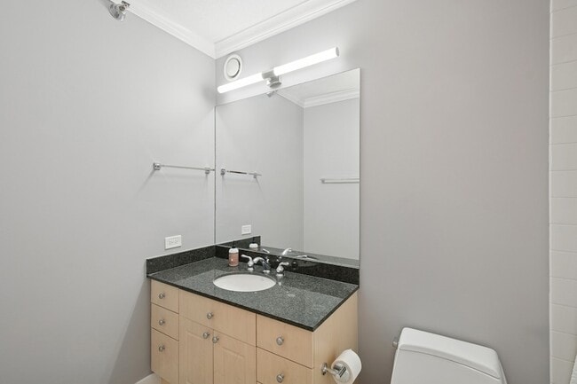 Building Photo - 512 N McClurg Ct