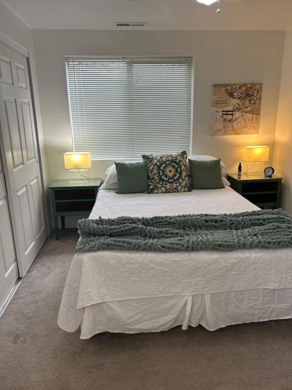 Building Photo - 563 Primrose Dr