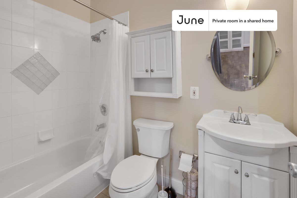 Building Photo - Room in Shared 3 bed/2.5 bath home