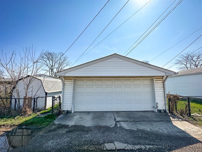 Building Photo - 4322 Hoyt Ave
