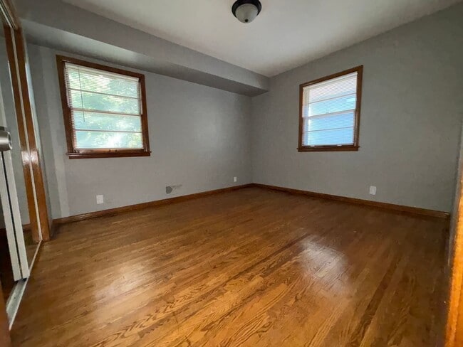 Building Photo - Beautiful 4 Bedroom 2 Bath Home in South S...