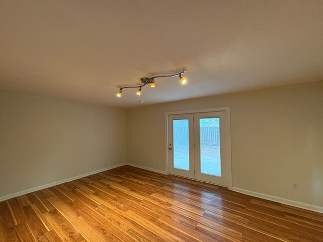 Building Photo - Spacious 4 Bed 2.5 bath Home Close to Fort...