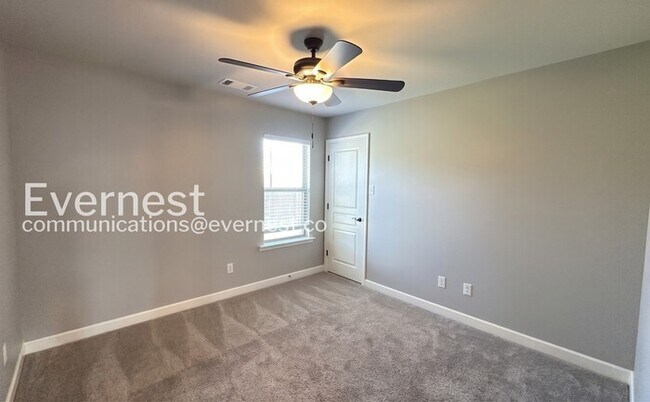 Building Photo - 4 Bed/3 Bath Home with Garage & Fenced Yard / Pet-Friendly / Available Now!