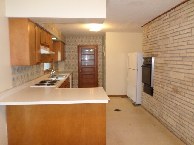 Building Photo - Privacy Fence and a Garage!