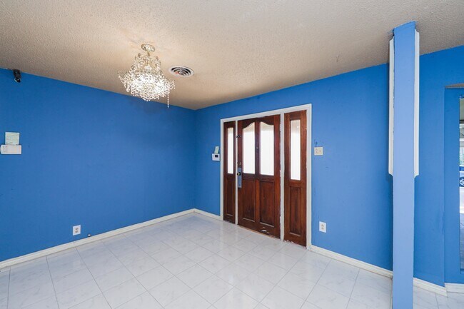 Building Photo - 806 Bustamante St