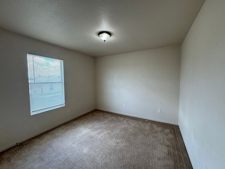 Building Photo - 3302 Catalina Dr
