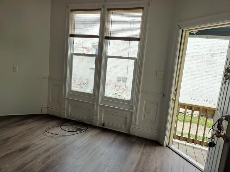 entrance bdrm - 1335 W 3rd St