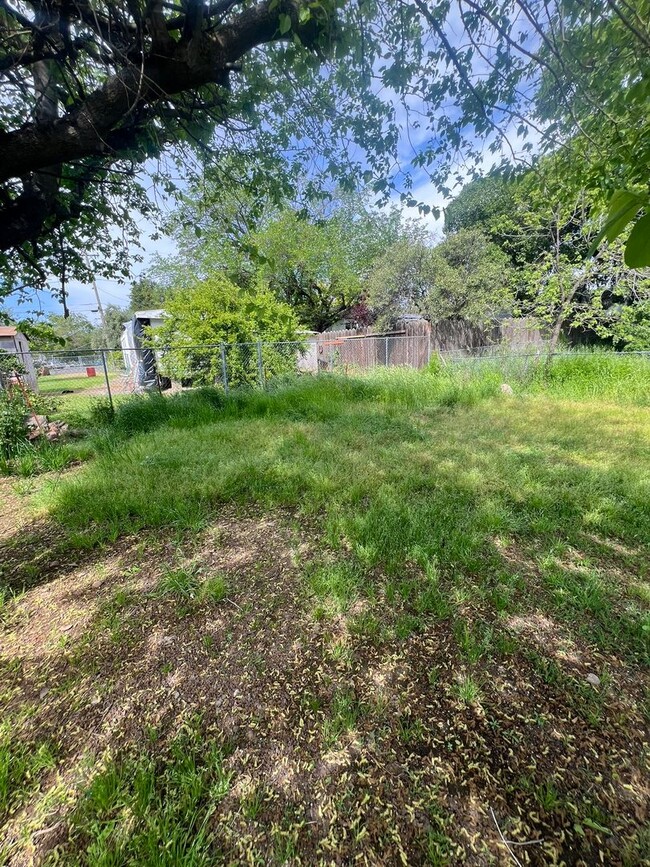 Building Photo - Oroville-3 bedroom 1 bath home, yard, newl...