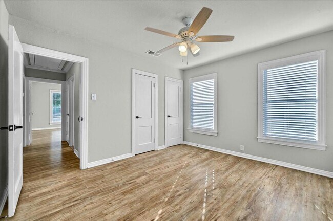 Building Photo - 810 N Throckmorton St