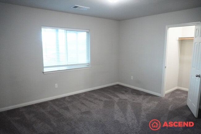 Building Photo - Stunning Home Off of Taft Highway and South H Street!