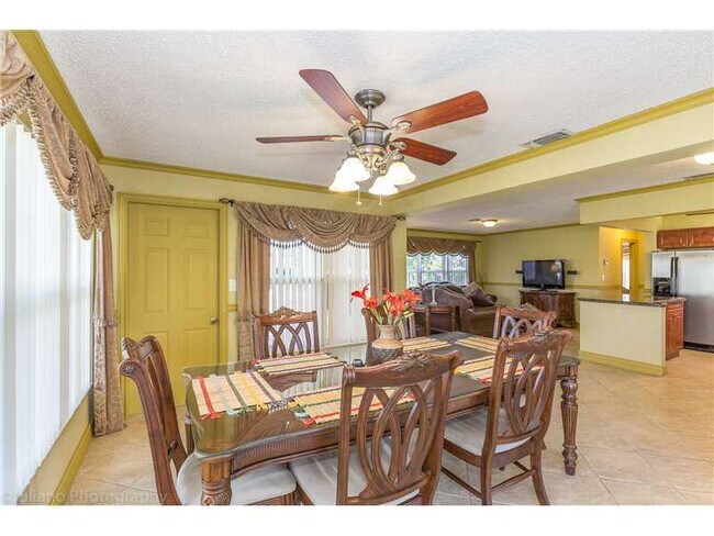 Building Photo - 160 SE 12th St