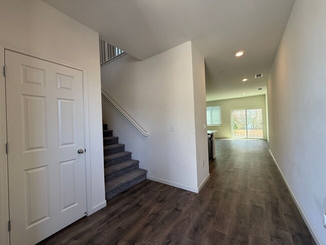 Building Photo - Stunning 3 bedroom, 3 bathroom home located in Visalia, CA.
