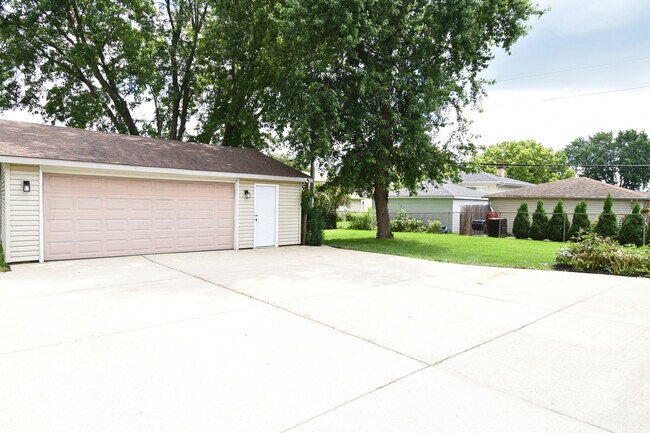 Building Photo - 515 N La Londe Ave