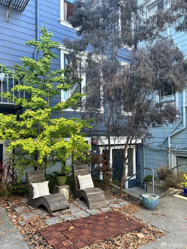 Building Photo - 360 Lily St