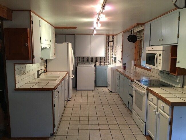 Building Photo - *MAXED OUT ON APPLICATIONS, NOT ACCEPTING MORE* Location, location, location. Great 4 bedroom one...