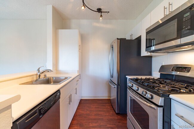 Building Photo - 2 Bedroom, 2 Bath Condo in Sun Rise Community