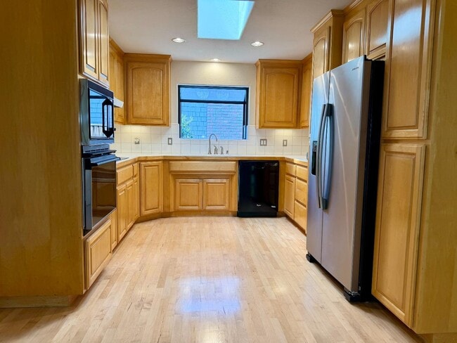 Building Photo - 213 Vía Lantana