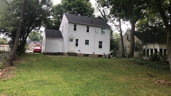 Building Photo - 3861 Far Hills Ave