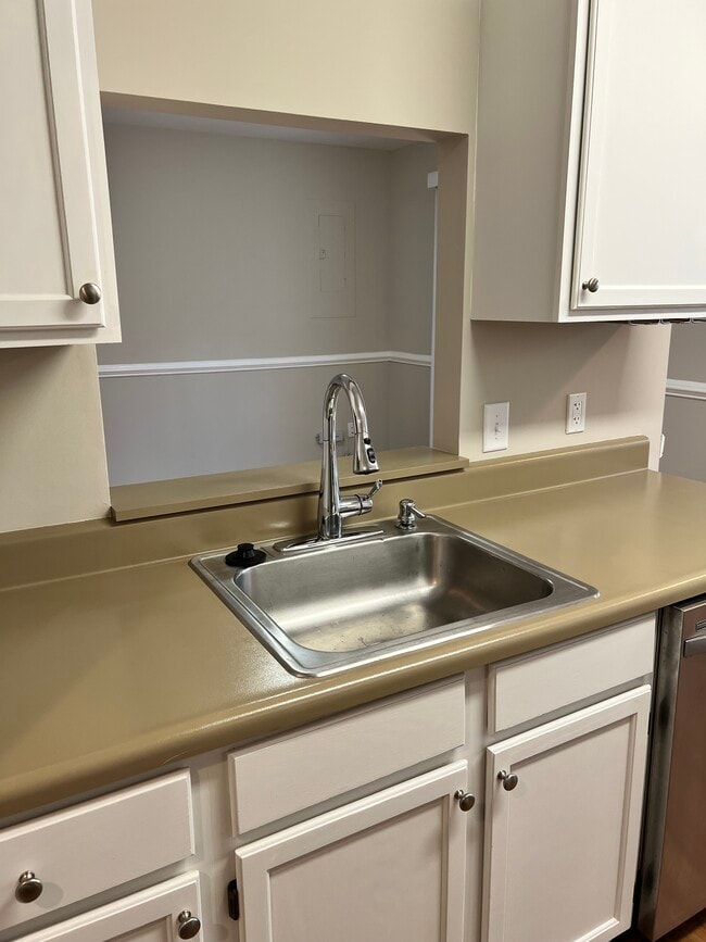 Building Photo - 11225 Salem Village Dr