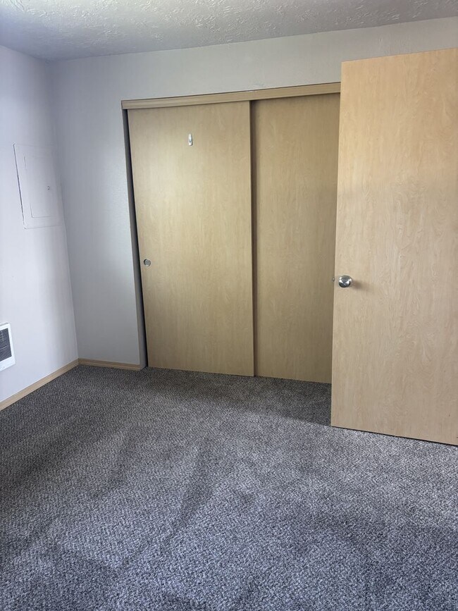 Building Photo - 1ST FULL MONTH'S RENT FREE Pet-friendly Townhouse Near Parks and Downtown Newberg  Showings Start...