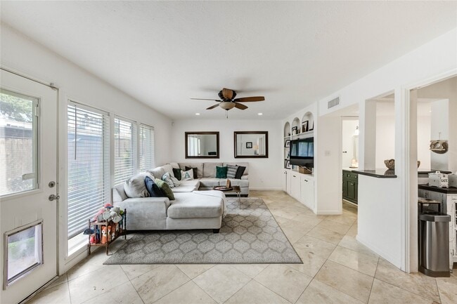 Building Photo - 13050 Trail Hollow Dr