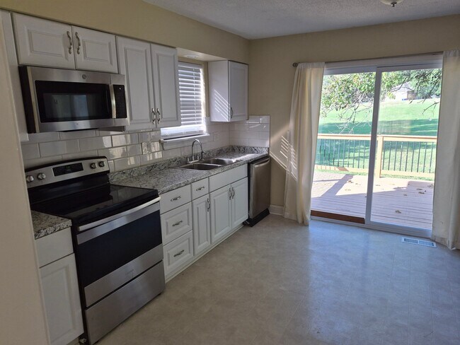 Building Photo - 803 S Medford Cir