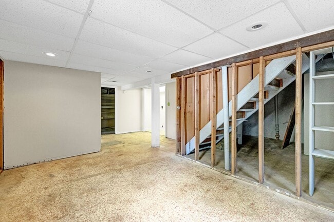 Building Photo - 3BR Cottage with Large Backyard, Garage and a Basement!