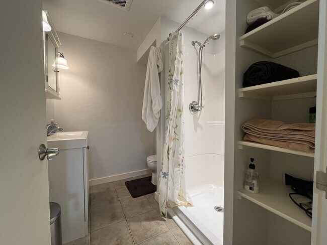 Building Photo - Charming Portland Retreat with Lush Garden, Forest Backdrop & Stylish Updates — Steps to OHSU