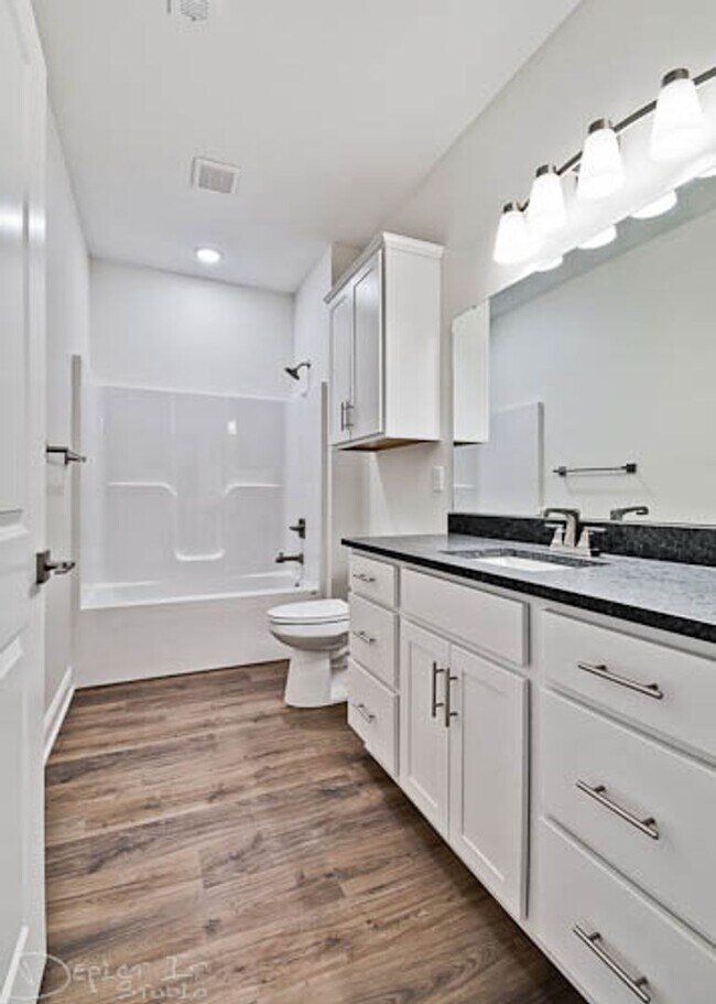 Building Photo - Big Creek Golf Course - 3 Bed 2 Bath Double Garage