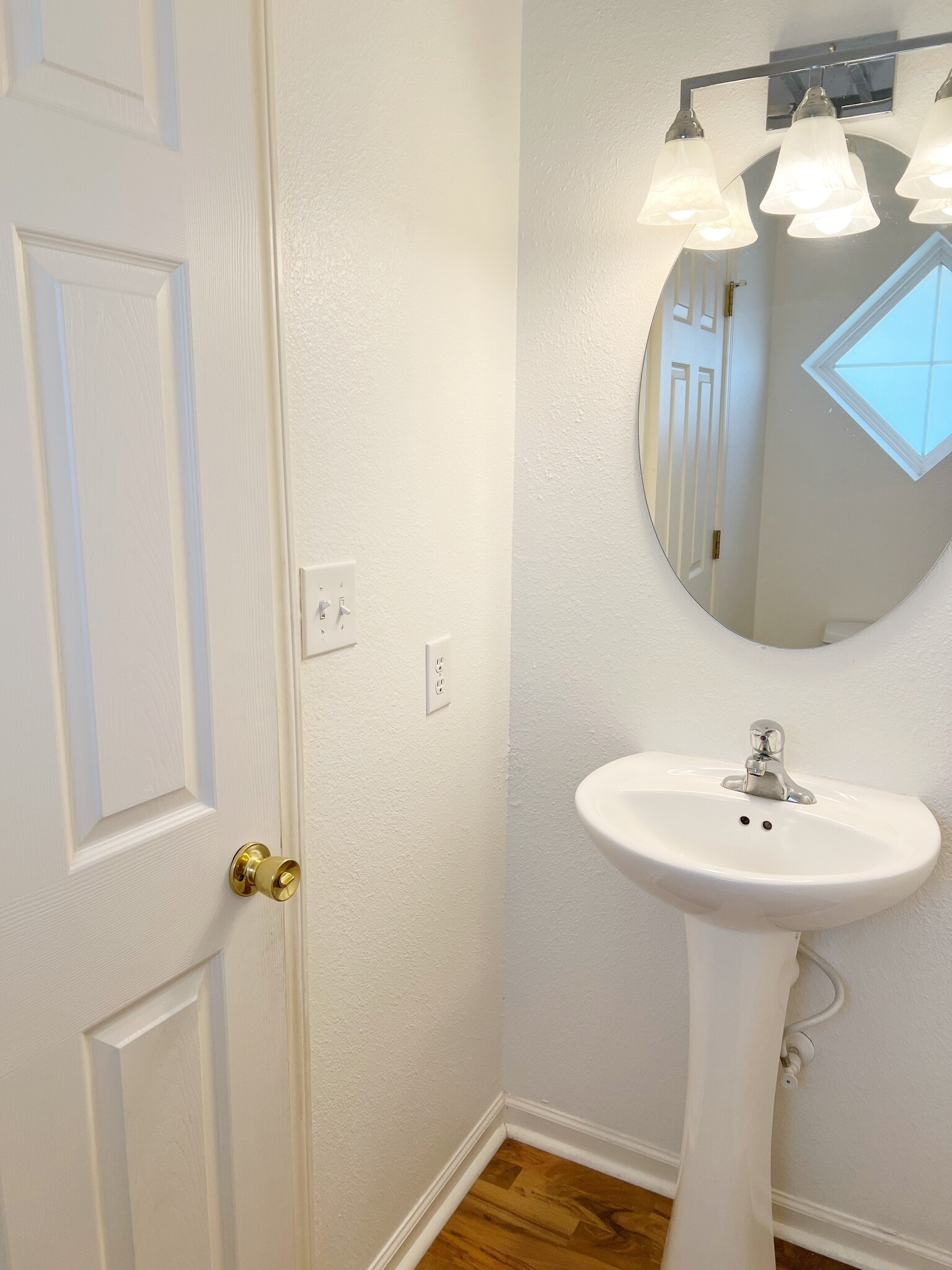 Building Photo - 2282 Middle View Dr