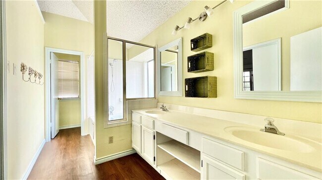 Building Photo - 2501 Kathleen Cove