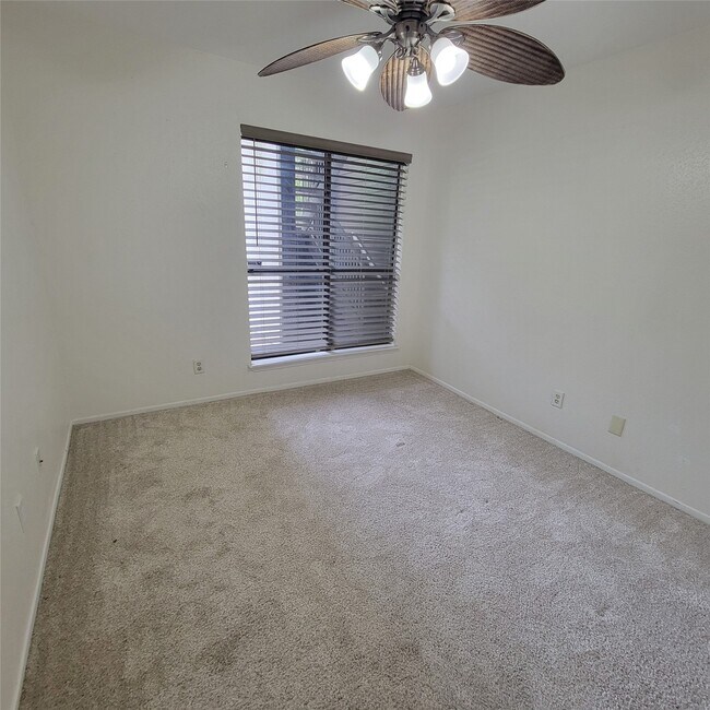 Building Photo - 8020 Braesmain Dr