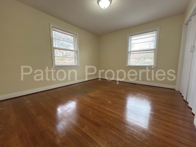 Building Photo - Saluda Gardens Home