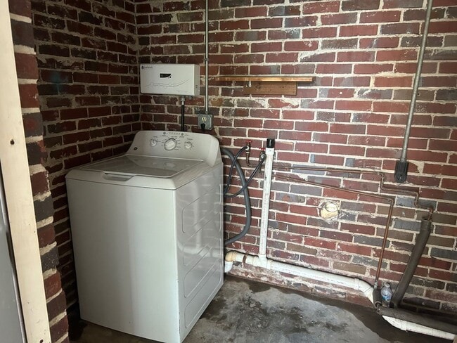 Building Photo - 4534 Oakwood Dr