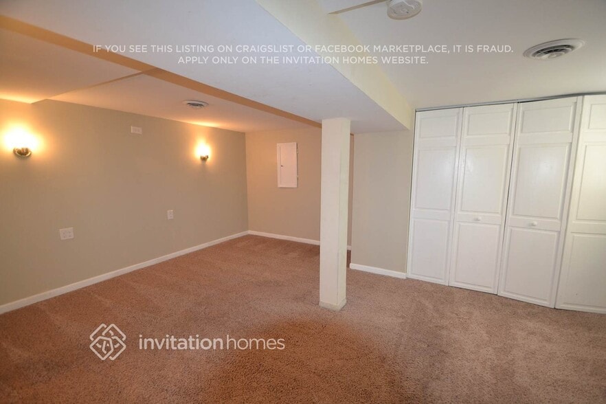 Building Photo - 4046 N McVicker Ave