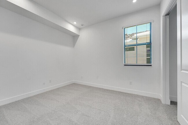 Building Photo - 13908 Vivant Dr