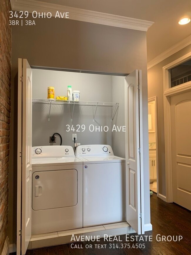 Building Photo - Beautifully Renovated Townhouse