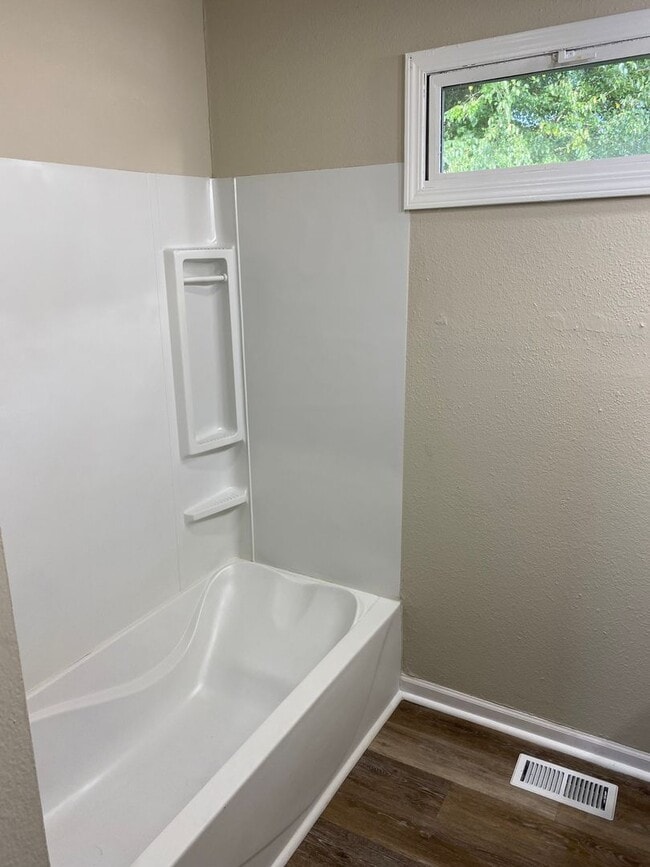 Building Photo - Fall in Love with this Cozy 2 Bedroom House!