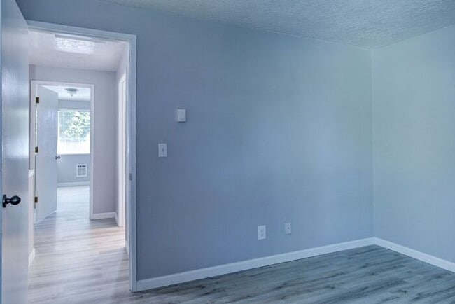 Building Photo - 2 bedroom unit. Pets OK! Lots of upgrades!...
