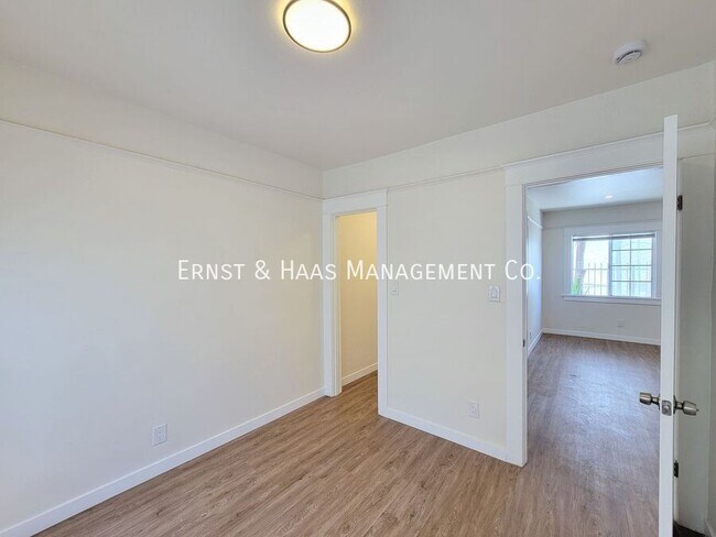 Building Photo - 154 E Eagle St