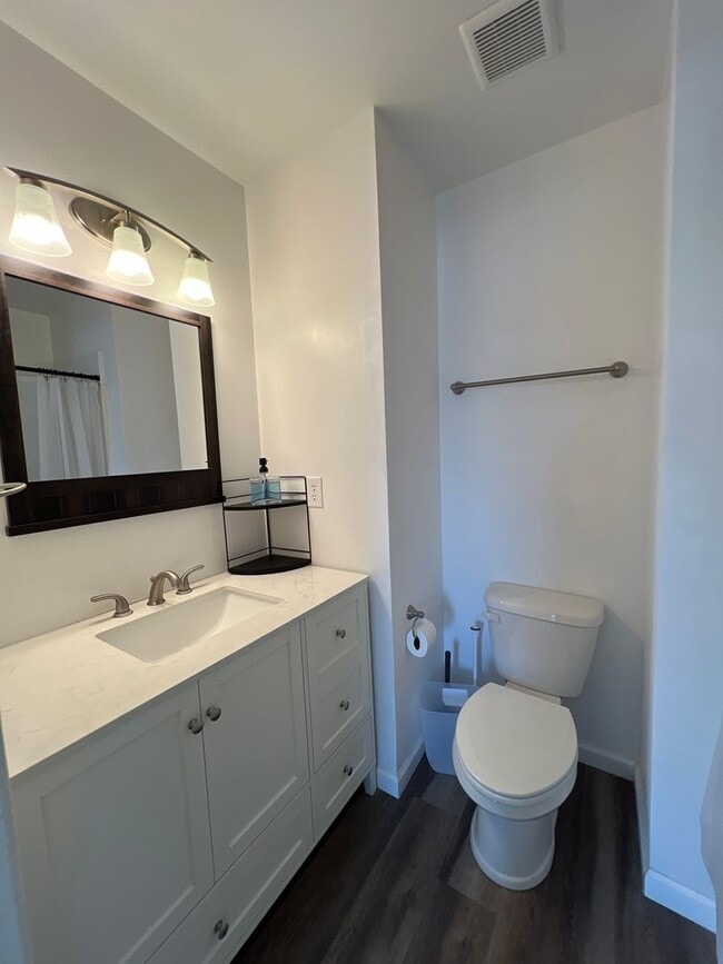 Building Photo - Spacious HOLLAND MEADOWS townhome