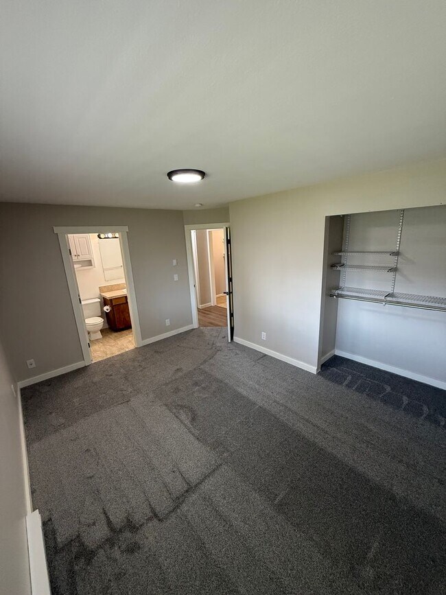 Building Photo - Condo with a Pool