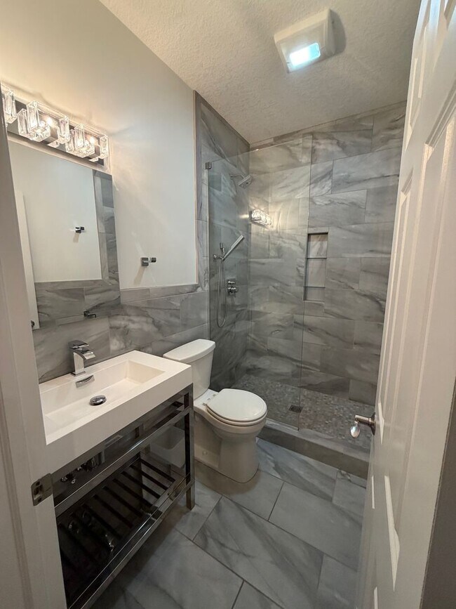 Building Photo - 4 BED 3 1/2 BATH HOUSE